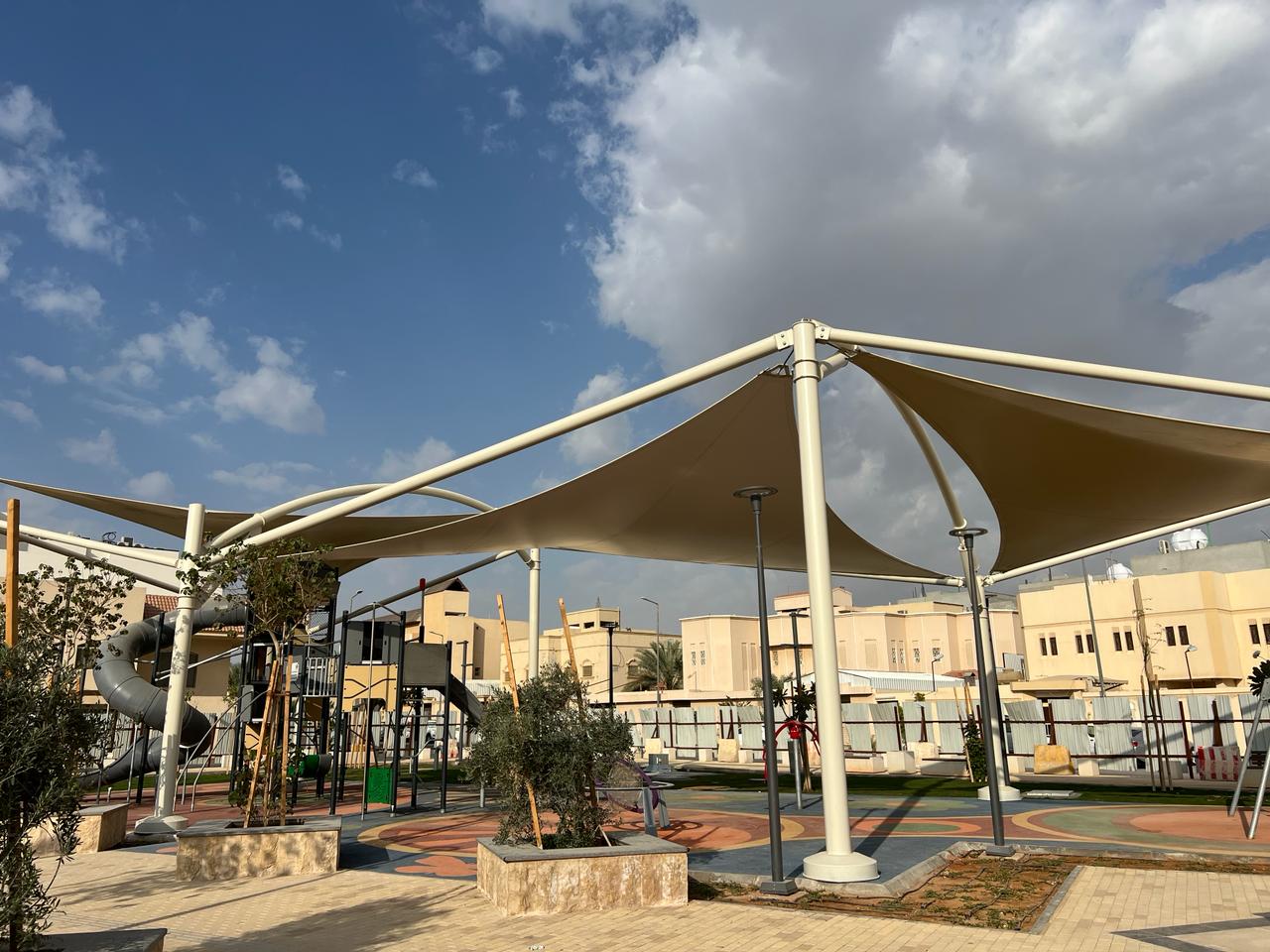 مظلات مواقف سيارات
