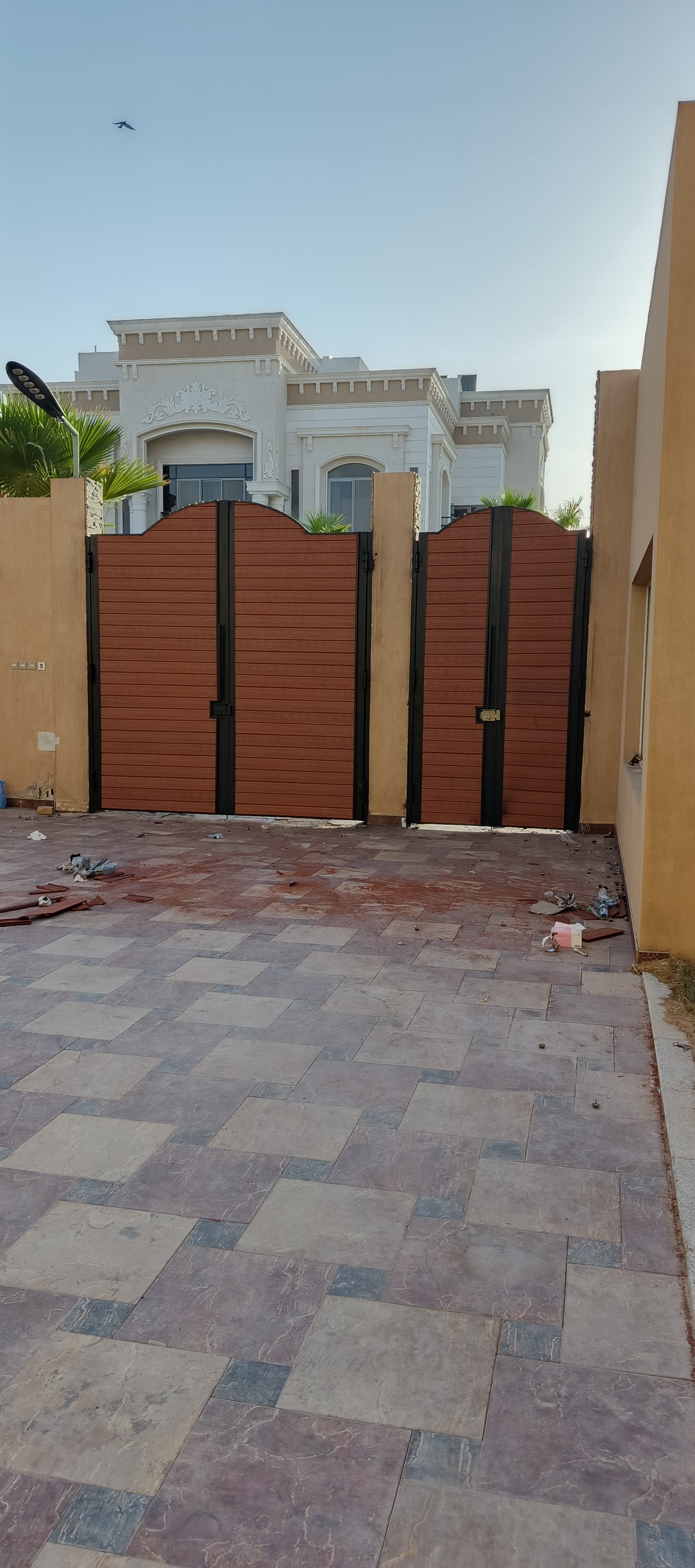 تلبيس ابواب بلاستك بديل خشب ومظلات عصرية خشبية حديثه الشكل والجمال